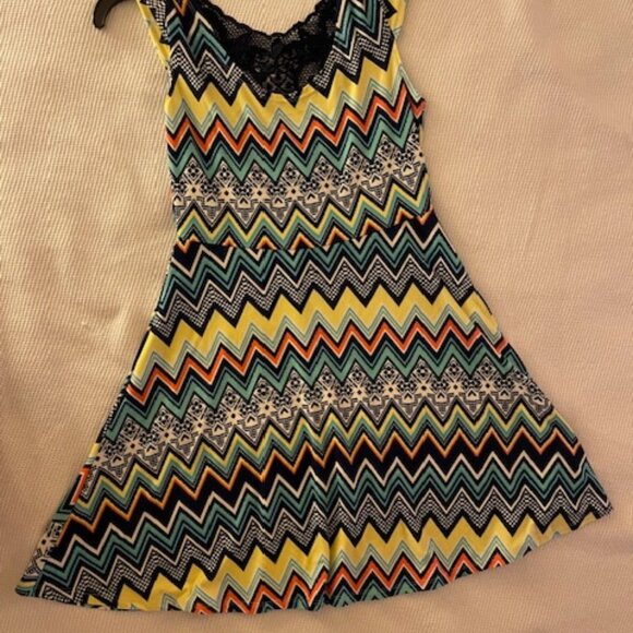 Derek Heart Juniors Multi-Color Zig-Zag Chevron Print A-Line Dress with Lace on - Picture 6 of 6